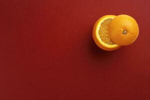 gezond oranje besnoeiing drijvend top plak sap drinken idee concept Aan rood achtergrond foto