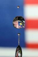 water druppeltje laten vallen plons botsing druipend pijler Maleisië vlag reflectie breking onafhankelijkheid land patriot foto