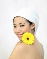 jong mooi zuidoosten Aziatisch vrouw schoonheid mode bedenken licht grijs wit achtergrond foto