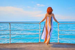 vrouw op pier met zee achtergrond foto