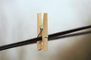 houten wasknijper aan het touw foto