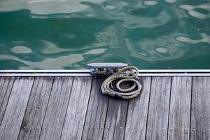 touw in de zeehaven foto