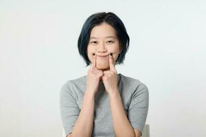 jong aantrekkelijk Aziatisch Chinese Maleis vrouw houding gezicht lichaam uitdrukking mode emotie Aan wit achtergrond smiley gezicht met vinger foto
