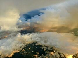 lucht wolk door vliegtuig venster foto