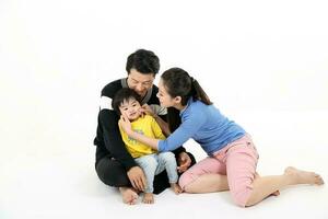 zuiden oosten- Aziatisch Chinese paar man vrouw zoon kind Speel zitten Aan verdieping wit achtergrond liefde schattig baby wang foto
