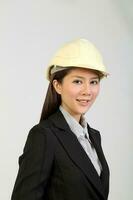 jong Aziatisch vrouw vervelend pak veiligheid helm kijken Bij camera foto
