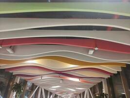 hout oppervlakte metaal plafond behang gebouw materiaal gebogen aluminium, kleurrijk plafond in winkelen winkelcentrum foto