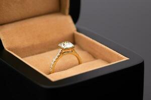 gouden diamant ring in sieraden doos foto