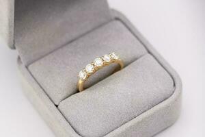 gouden diamant ring in sieraden doos foto