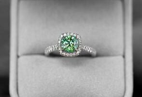 smaragd ring in sieraden doos foto