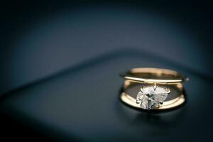 verloving diamant ring Aan zwart sieraden doos foto