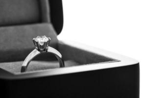 verloving diamant ring dichtbij omhoog foto