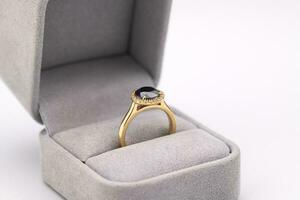 verloving ring met luxe zwart diamant in sieraden doos foto