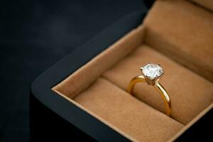 klassiek verloving diamant ring in sieraden doos foto