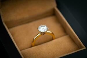 diamant ring in sieraden doos foto