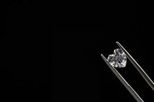 diamant in sieraden pincet Aan zwart achtergrond foto