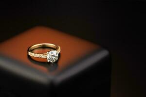 verloving goud diamant ring Aan sieraden doos foto