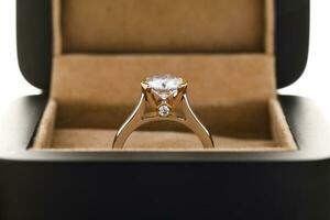 verloving diamant ring dichtbij omhoog foto