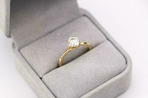 gouden diamant ring in sieraden doos foto