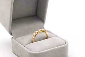 gouden diamant ring in sieraden doos foto