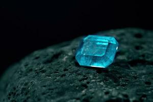 blauw saffier edelsteen Aan natuurlijk steen foto