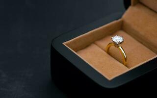 diamant ring in sieraden doos foto