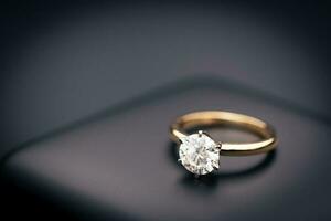 verloving diamant ring Aan zwart sieraden doos foto