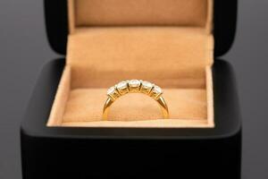 gouden diamant ring in sieraden doos foto