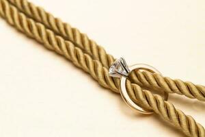goud verloving diamant ring Aan touwen met knoop foto