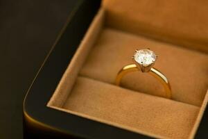 diamant ring in sieraden doos foto