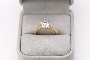 gouden diamant ring in sieraden doos foto