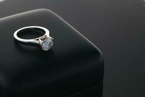 verloving diamant ring dichtbij omhoog foto