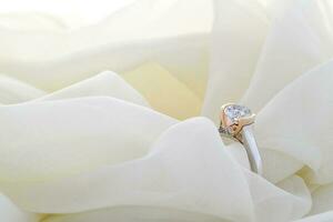 verloving diamant ring dichtbij omhoog foto