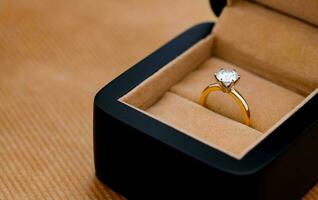 klassiek verloving diamant ring in sieraden doos foto