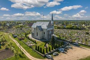 antenne visie Aan neo gotisch tempel of Katholiek kerk in platteland foto