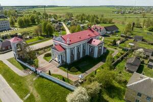 antenne visie Aan neo gotisch tempel of Katholiek kerk in platteland foto