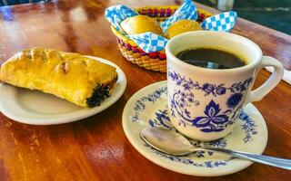 typisch Mexicaans gerechten empanadas Tamales rollos met koffie oaxaca Mexico. foto