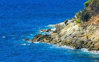 strand zand blauw turkoois water golven panorama carrizalillo puerto escondido. foto