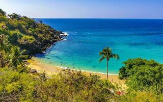 strand zand blauw turkoois water golven panorama carrizalillo puerto escondido. foto