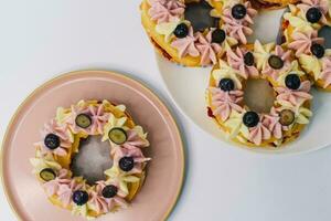 achtergrond van kleurrijk cakes met fruit- dichtbij omhoog van cakes foto