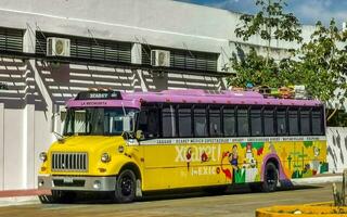 playa del carmen quintana roo Mexico 2023 kleurrijk roze geel groen xcaret bus playa del carmen Mexico. foto