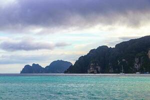 mooi tropisch kalksteen eilanden Aan koh phi phi don Thailand. foto