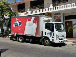 puerto escondido oaxaca Mexico 2023 Mexicaans vrachtauto vrachtwagens lading vervoerder levering auto's puerto escondido Mexico. foto