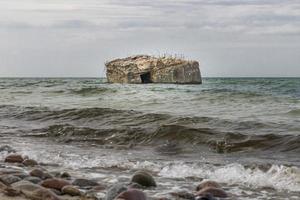 oude Duitse bunker wordt uitgespoeld in de zee van de Baltische kust foto