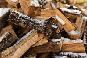houtstapel met sneeuw gestapeld voor brandhout foto