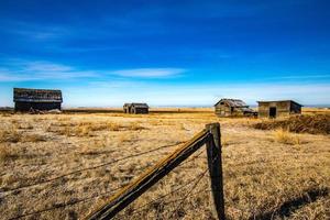 abonded boerderijgebouwen op de prairies keoma alberta canada