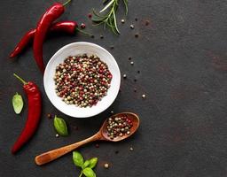roodgloeiende chili peper likdoorns en peulen op donkere achtergrond bovenaanzicht foto