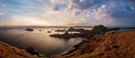 panoramisch schilderachtig uitzicht op het eiland Padar
