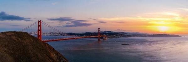 panoramisch uitzicht op de golden gate bridge in de schemering foto