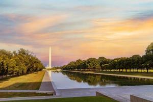 Washington monument weerspiegeld op het reflecterende zwembad foto